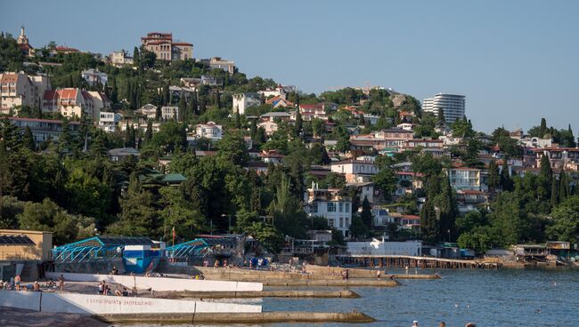 Отдыхающие на городском пляже в Гурзуфе. Архивное фото