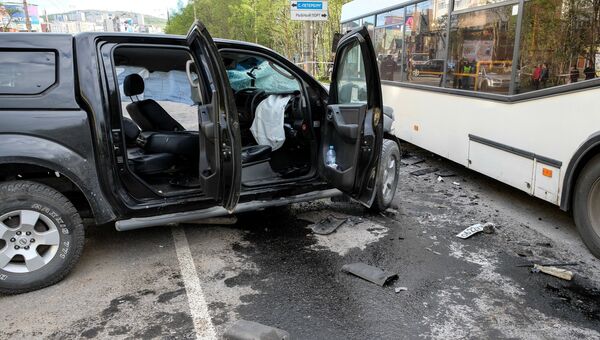 Рейсовый автобус и автомобиль Nissan Navara после столкновения на улице Полярные Зори в Мурманске. 28 мая 2018