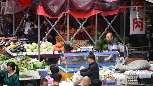 Продуктовые ряды на рынке в городе Хайлар