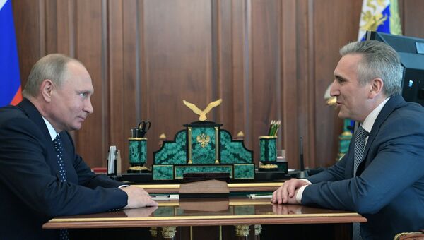 Владимир Путин и бывший мэр Тюмени Александр Моор во время встречи. 29 мая 2018
