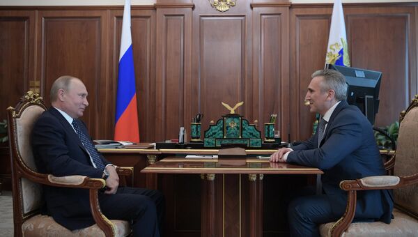 Президент РФ Владимир Путин и Александр Моор во время встречи в связи с назначением его временно исполняющим обязанности губернатора Тюменской области. 29 мая 2018