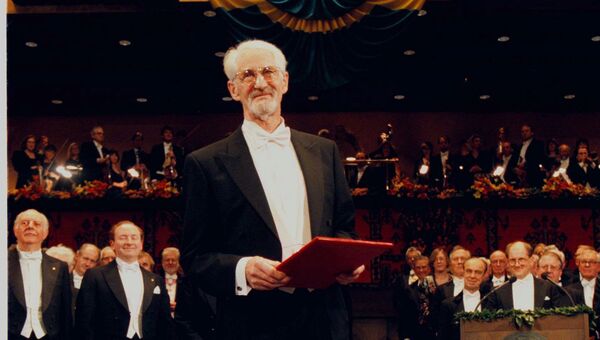 Датский ученый Йен Кристофер Скоу на церемонии получения Нобелевской премии по химии. 10 декабря 1997