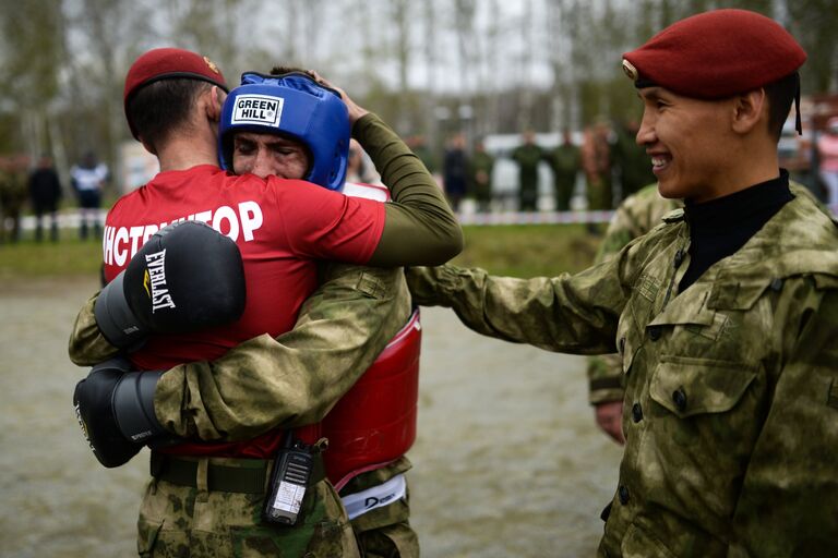 Рукопашный поединок во время квалификационных испытаний на право ношения крапового берета среди военнослужащих и сотрудников подразделений специального назначения Сибирского округа Росгвардии на базе учебного центра Горный в Новосибирской области