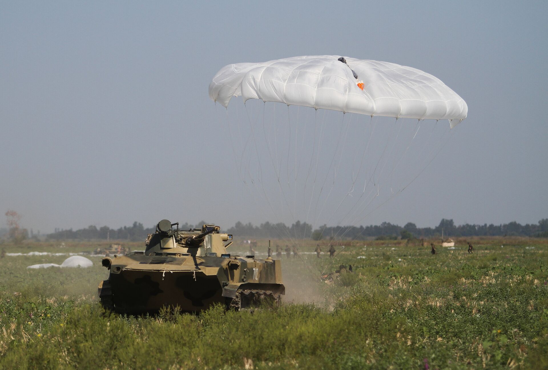 Выброска боевых машин десанта во время учений на военном полигоне Раевский под Новороссийском - РИА Новости, 1920, 15.12.2020