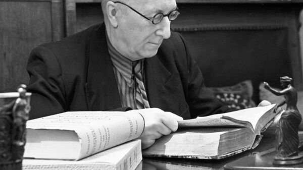 Русский философ и филолог, профессор Алексей Федорович Лосев в своем кабинете. Архивное фото