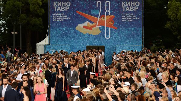 Посетители на торжественной церемонии открытия 28-го Открытого российского кинофестиваля Кинотавр в Сочи