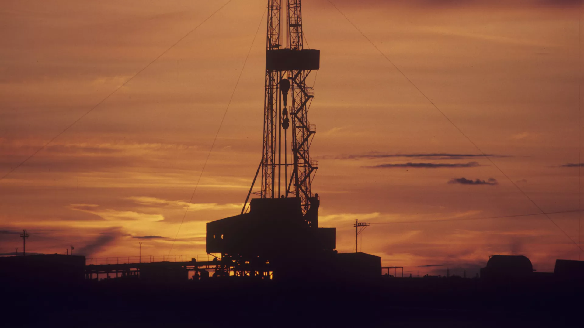 Буровая вышка на Самотлорском месторождении нефти и газа - РИА Новости, 1920, 14.09.2021