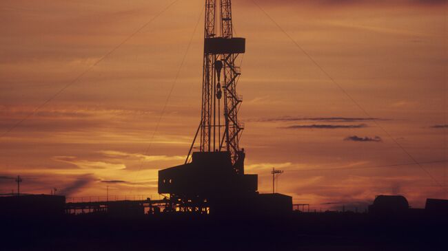 Буровая вышка на месторождении нефти и газа
