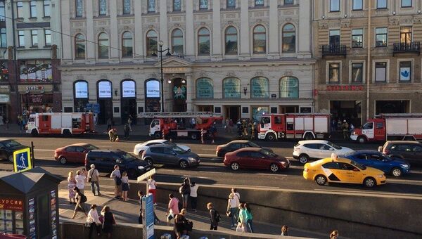 Пожарная техника рядом с универмагом Пассаж в Санкт-Петербурге. 29 мая 2018