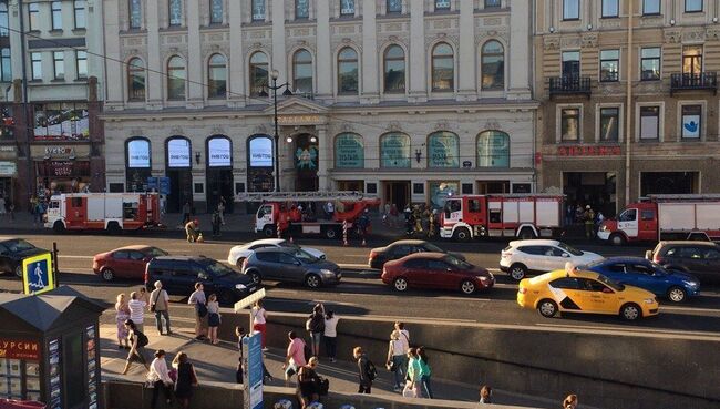 Пожарная техника рядом с универмагом Пассаж в Санкт-Петербурге. 29 мая 2018