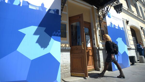 У входа в пресс-центр для неаккредитованных журналистов Кубка конфедераций FIFA 2017 в Санкт-Петербурге