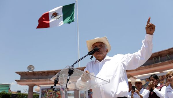 Кандидат от левых сил в президенты Мексики Андрес Мануэль Лопес Обрадор во время предвыборной кампании. 28 мая 2018