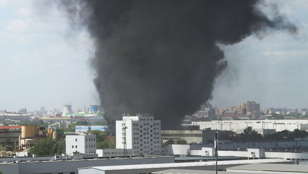 Пожар на складе лакокрасочных изделий в районе Печатники в Москве. 30 мая 2018