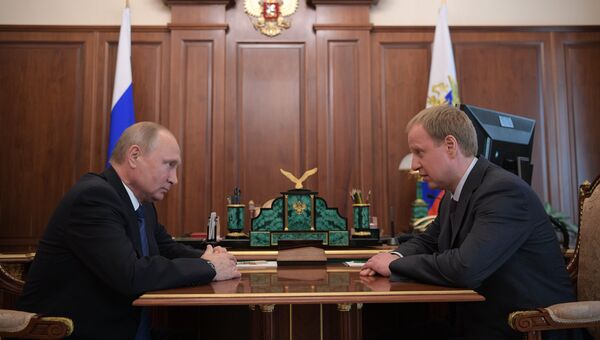 Президент РФ Владимир Путин и временно исполняющий обязанности губернатора Алтайского края Виктор Томенко во время встречи. 30 мая 2018