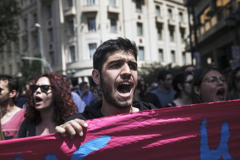 Участники первомайской демонстрации в центре Афин