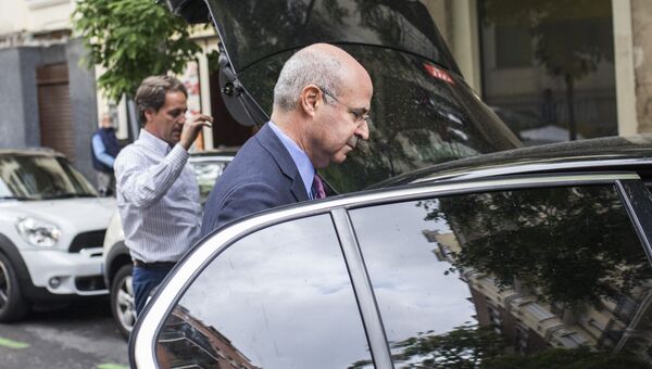 Уильям Браудер садится в автомобиль после встречи со старшим прокурором Хосе Гринде в Мадриде. 30 мая 2018