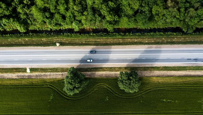 Автомобильное движение по трассе Краснодар - Керчь, ведущей к Крымскому мосту