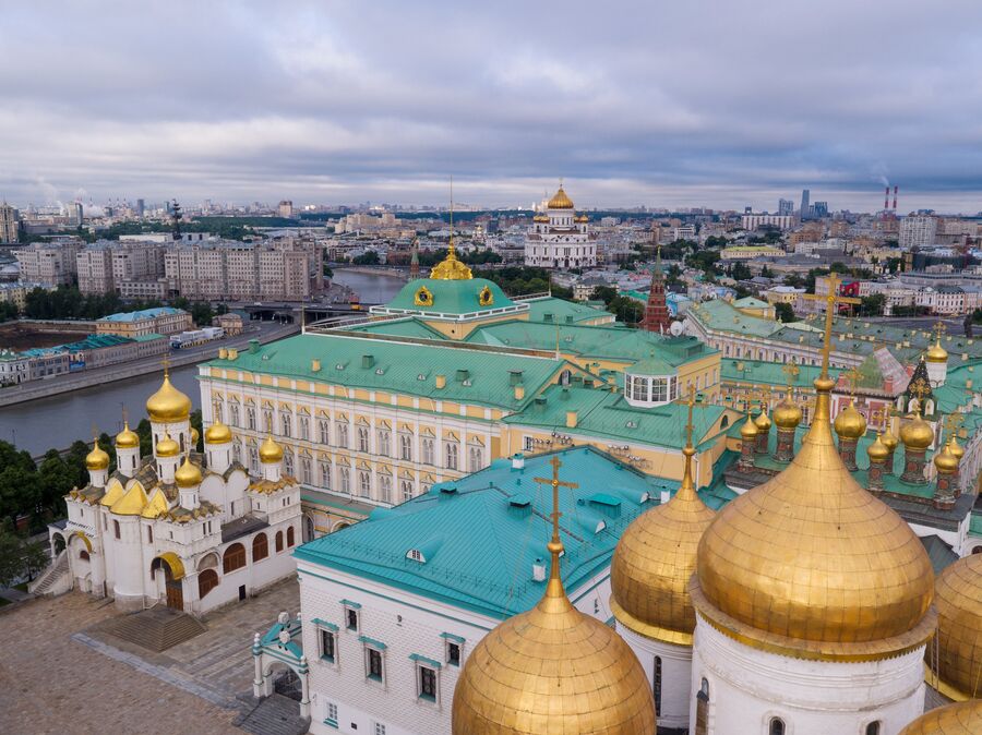 Купола Успенского собора, Грановитая палата, Большой Кремлевский дворец, Благовещенский собор (справа налево) на территории Московского Кремля