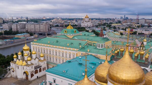 Купола Успенского собора, Грановитая палата, Большой Кремлевский дворец, Благовещенский собор (справа налево) на территории Московского Кремля