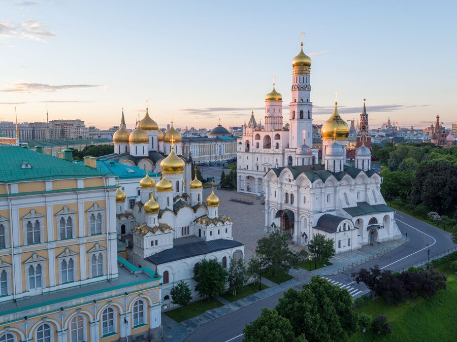 Колокольня Ивана Великого, Архангельский собор, Благовещенский собор, Успенский собор , Большой Кремлевский дворец на территории Московского Кремля