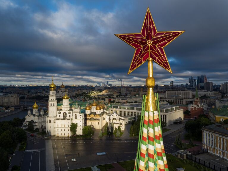 Звезда на Спасской башне Московского Кремля