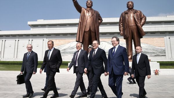 Министр иностранных дел РФ Сергей Лавров во время возложения цветов к памятнику первым северокорейским лидерам - Ким Ир Сену и Ким Чен Иру в Пхеньяне. 31 мая 2018