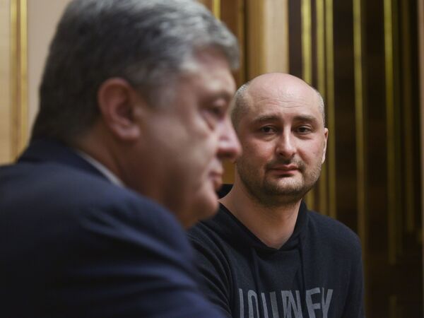 Президент Украины Петр Порошенко и Аркадий Бабченко во время встречи в Киеве. 30 мая 2018 Президент Украины Петр Порошенко и Аркадий Бабченко во время встречи в Киеве. 30 мая 2018