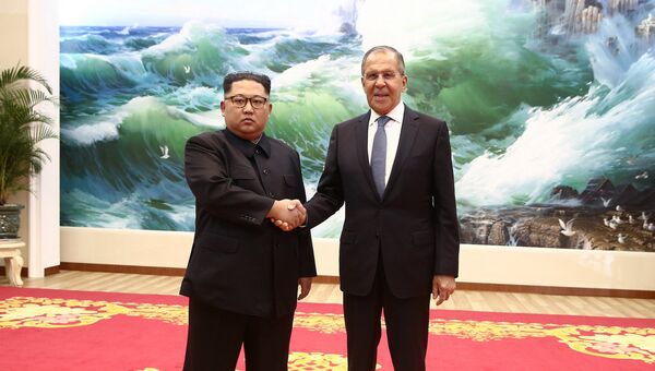 Лидер КНДР Ким Чен Ын и министр иностранных дел РФ Сергей Лавров во время встречи в Пхеньяне. 31 мая 2018