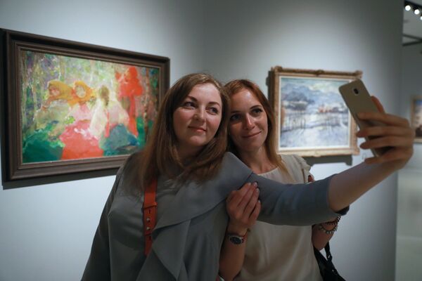 Посетители на выставке Импрессионизм в авангарде в Музее русского импрессионизма в Москве