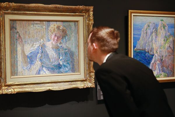 Посетитель рассматривает картину Александра Богомазова Портрет Ванды на выставке Импрессионизм в авангарде в Музее русского импрессионизма в Москве