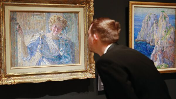 Посетитель рассматривает картину Александра Богомазова Портрет Ванды на выставке Импрессионизм в авангарде в Музее русского импрессионизма в Москве