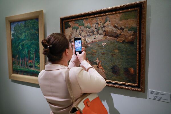 Посетительница на выставке Импрессионизм в авангарде в Музее русского импрессионизма в Москве