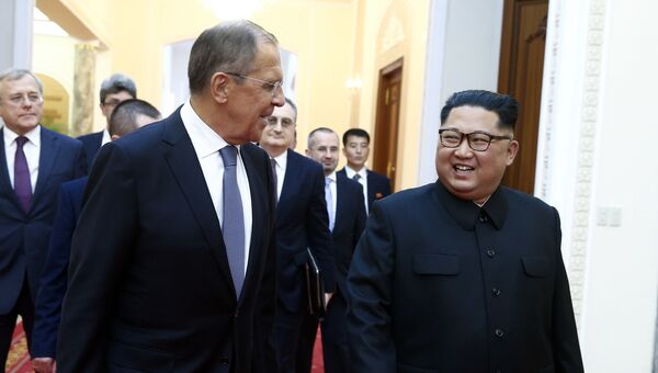 Министр иностранных дел РФ Сергей Лавров и глава КНДР Ким Чен Ын. Архивное фото