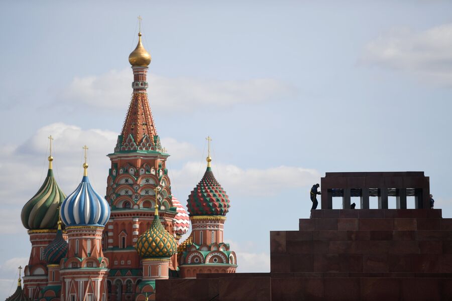 Вид на Собор Василия Блаженного и мавзолей В.И. Ленина с Красной площади в Москве