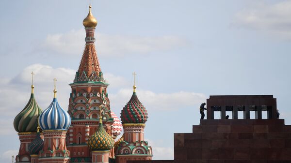 Вид на Собор Василия Блаженного и мавзолей В.И. Ленина с Красной площади в Москве