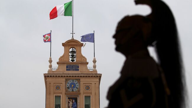 Почетный караул в Квиринальском дворце - официальной резиденции президента Италии - перед встречей Карло Коттарелли и президента Италии Серджо Маттареллы