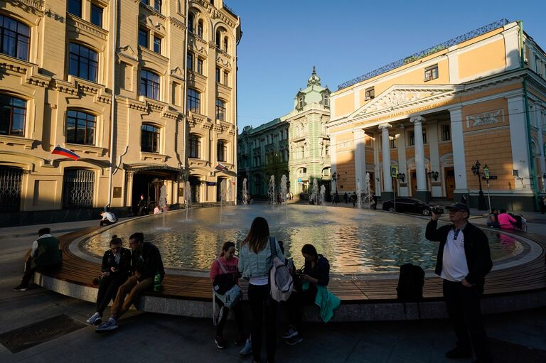 Наклонный фонтан на Биржевой площади Наклонный фонтан на Биржевой площади