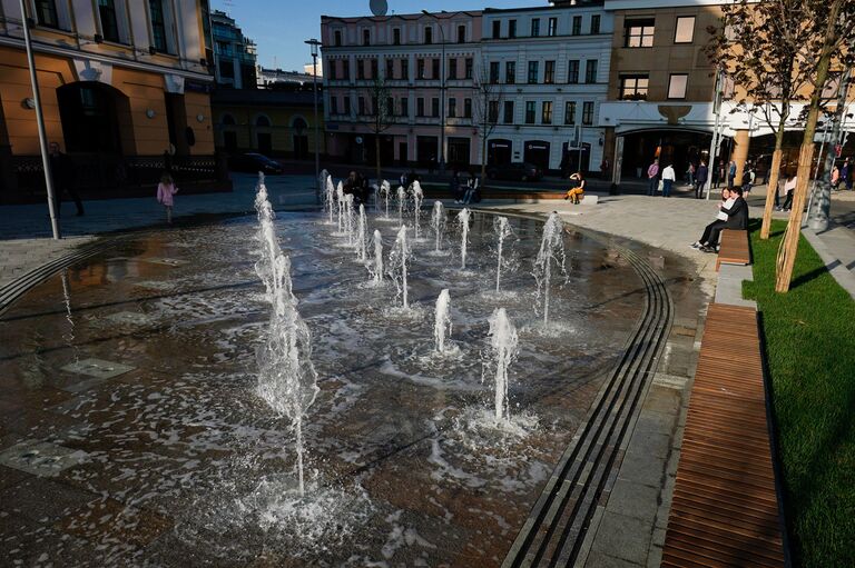 Сухой фонтан и пешеходная зона в Лубочном переулке Сухой фонтан и пешеходная зона в Лубочном переулке