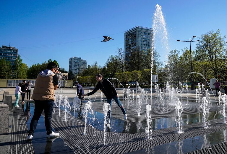 Современный фонтан на площади Юности в Зеленограде Современный фонтан на площади Юности в Зеленограде