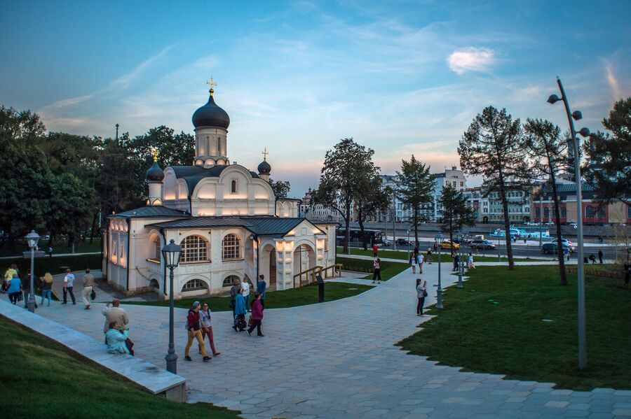 Церковь Зачатия святой Анны на территории природно-ландшафтного парка Зарядье в Москве