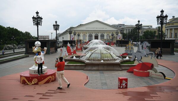 Арт-объекты, установленные к чемпионату мира по футболу 2018, на Манежной площади в Москве. Архивное фото