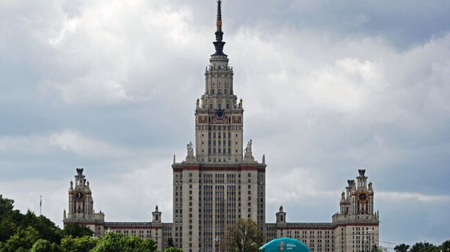 Вид на главное здание Московского государственного университета имени М. В. Ломоносова. Архивное фото