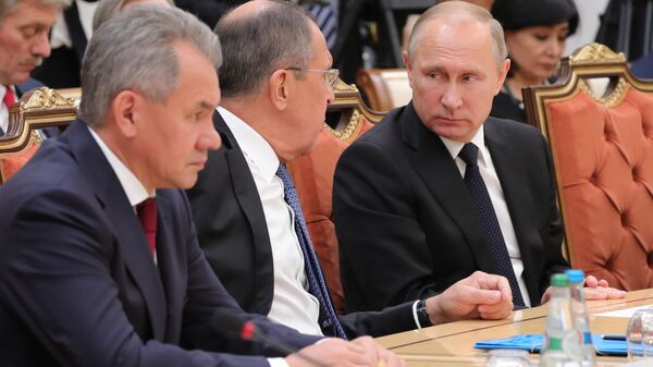 Президент РФ Владимир Путин, министр иностранных дел РФ Сергей Лавров и министр обороны РФ Сергей Шойгу 