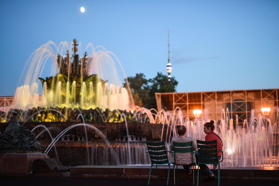 Девушки отдыхают у фонтана «Каменный цветок» на ВДНХ в Москве