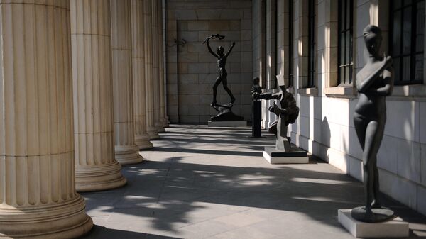 Скульптуры при входе в здание Государственного музея изобразительных искусств имени А.С. Пушкина в Москве