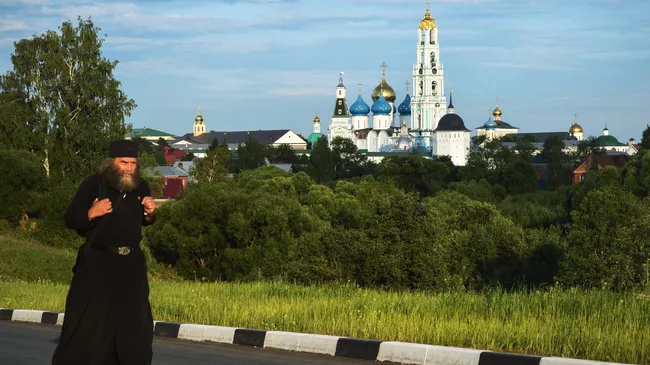 Священнослужитель неподалеку от Троице-Сергиевой лавры в городе Сергиевом Посаде