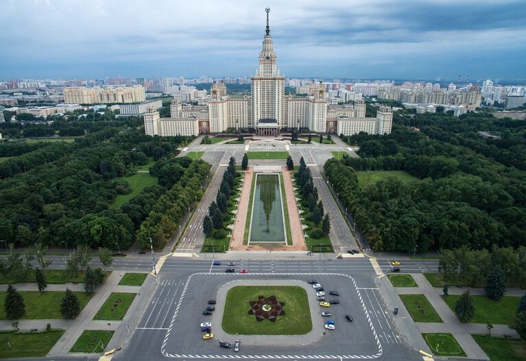 Здание Московского государственного университета имени М.В. Ломоносова в Москве