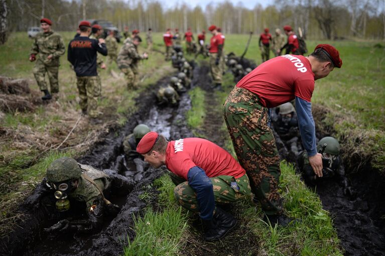 Марш-бросок во время квалификационных испытаний на право ношения крапового берета среди военнослужащих и сотрудников подразделений специального назначения Сибирского округа Росгвардии на базе учебного центра Горный в Новосибирской области