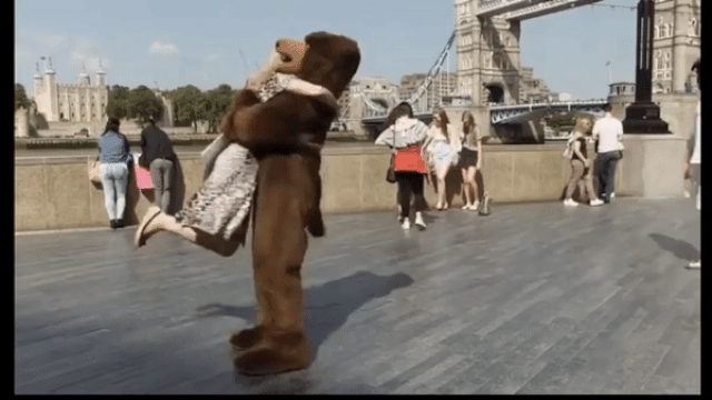 Русский медведь в Лондоне Gif
