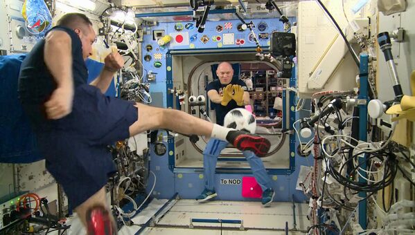 Космонавты «Роскосмоса» Антон Шкаплеров и Олег Артемьев проводят тренировку по футболу на Международной космической станции